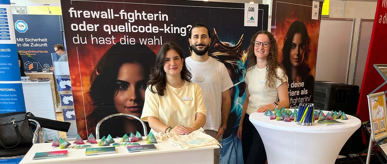 Unser GOB-Team auf der RUB Karrieremesse Drei GOB-Mitarbeiterinnen und -Mitarbeiter am Messestand der RUB Karrieremesse 2026.