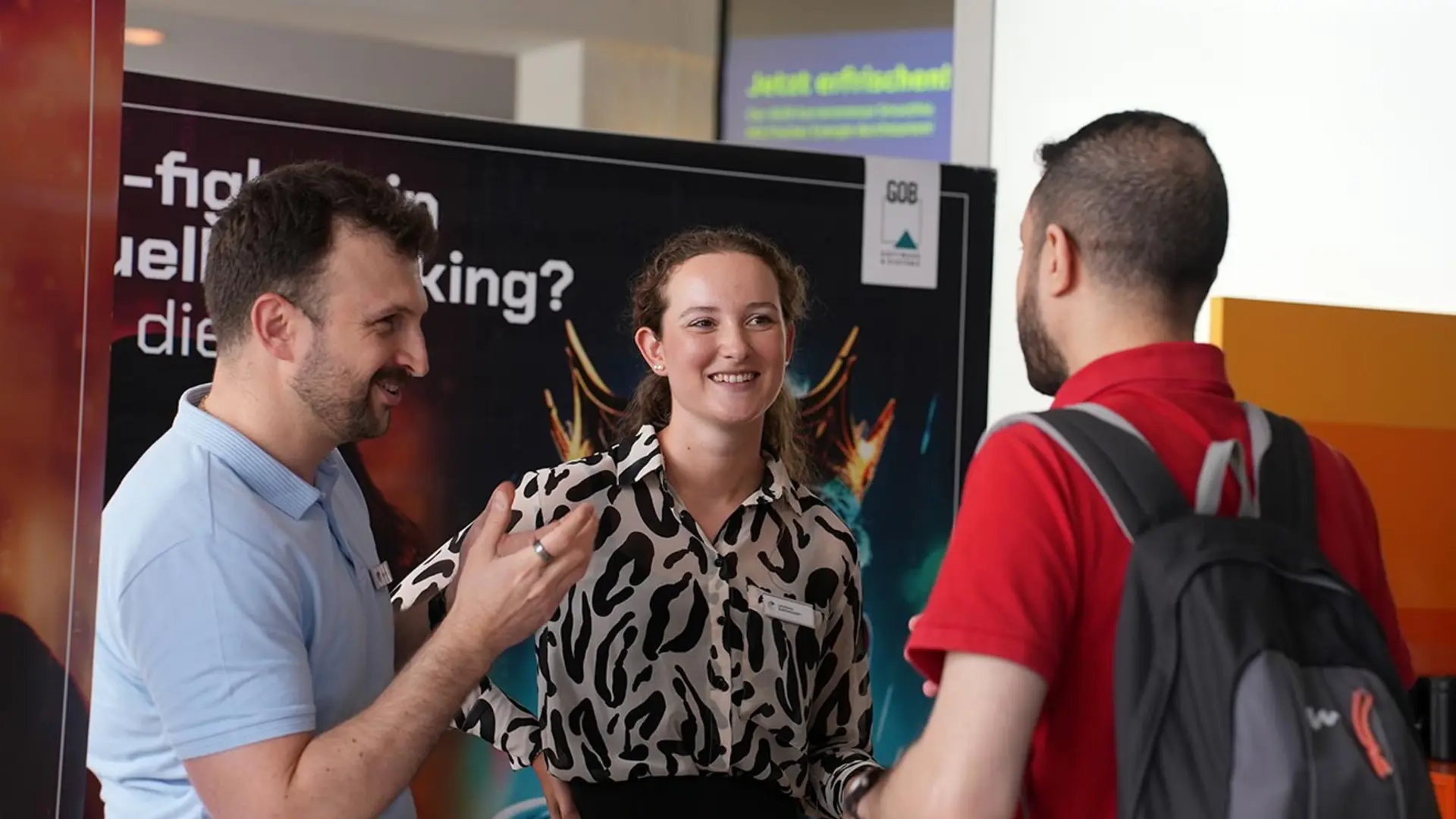 Gökay Sevgi und Laureen Bartholemy im Gespräch mit Besucher am GOB-Stand der RUB Karrieremesse 2025