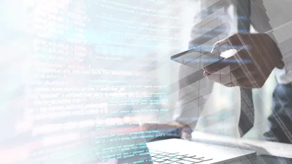 Laptop und Smartphone mit Coding-Overlay