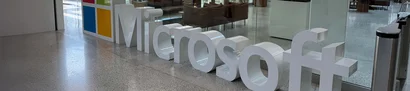 Empfangsbereich Microsoft-Zentrale Kopenhagen | 1905 x 425 Pixel Empfangsbereich der Microsoft-Zentrale in Kopenhagen mit ikonischem Microsoft-Schriftzug und Logo