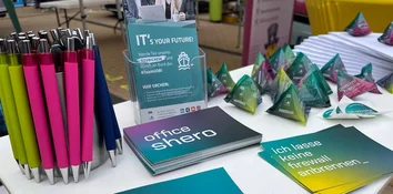 Ausbildungsmesse Moers 2025: Tisch am GOB-Stand mit Give-aways (bunten Stiften, Flyer, Süßigkeiten)