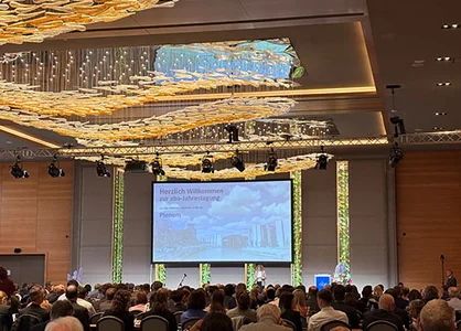 Voller Tagungsraum auf der aba-Jahrestagung 2026 im Hotel Titanic Chaussee Berlin.