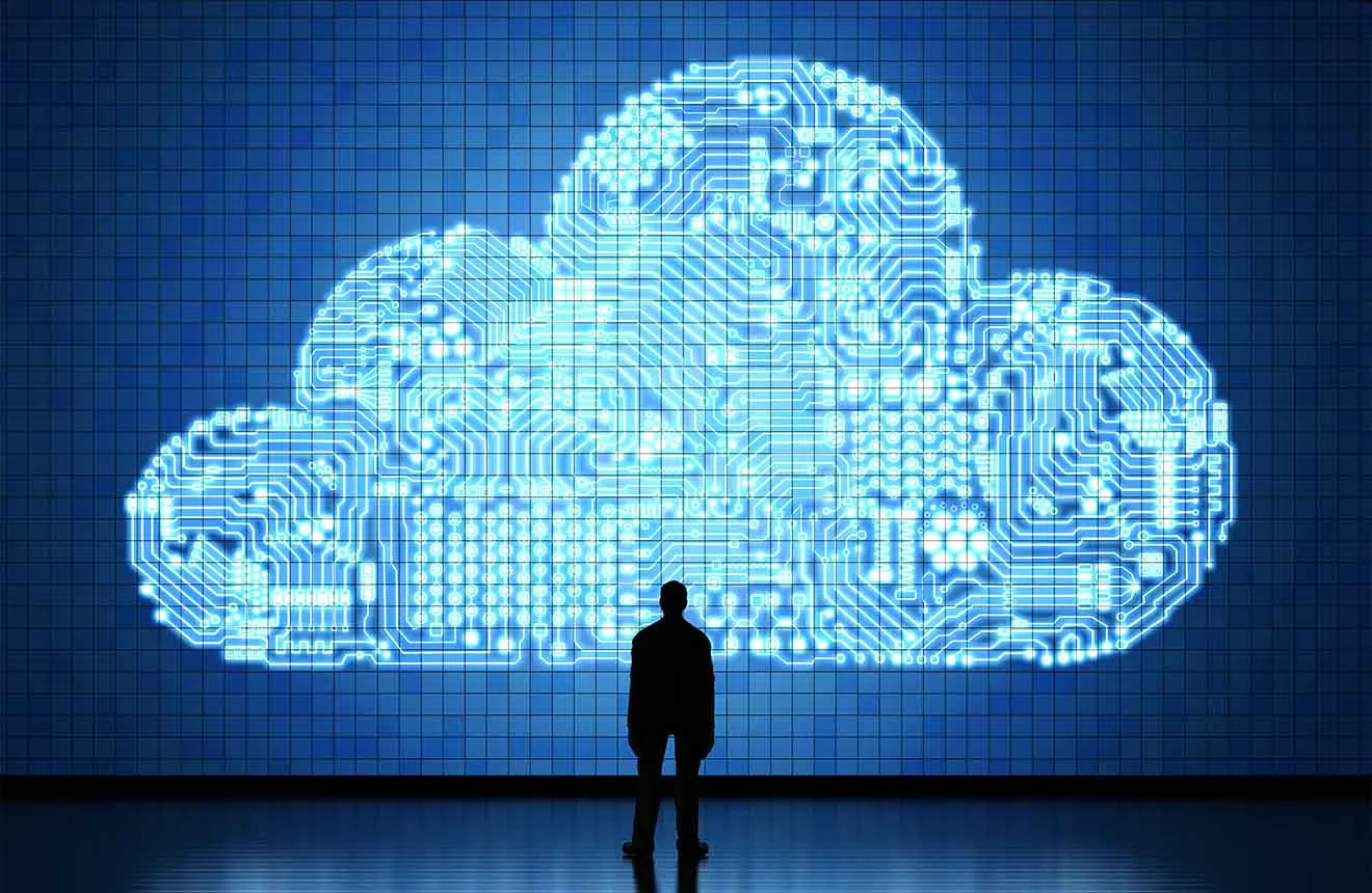 Cloud Computing verstehen Schattenumriss einer Person vor digitaler Wolkengrafik als Symbol für modernes Cloud Computing