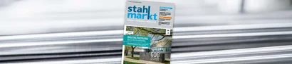 Titelseite der stahlmarkt-Ausgabe 01/2024 mit GOB-Gebäude und Stahlstangen im grauen Hintergrund