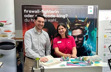 Hale Kadak und Dennis Franzmann am GOB-Stand auf der Campusmesse Düsseldorf 2025