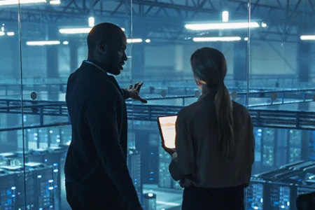 IT-Strategie & IT-Konzept der GOB – Zielbild und Roadmap entwickeln Symbolbild: Berater besprechen IT-Zielbild am Tablet – IT-Strategie/IT-Konzept der GOB beim Kunden.