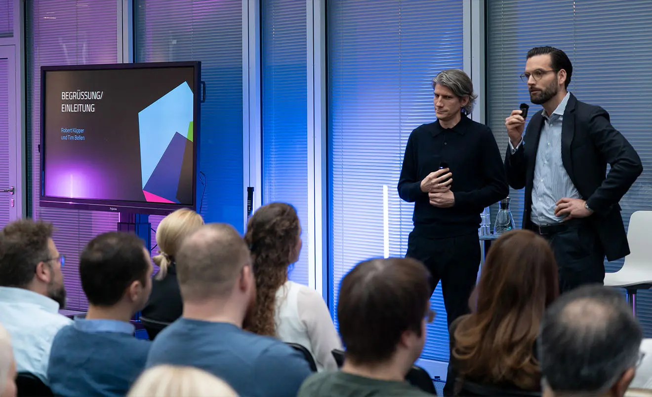 Geschäftsführer Tim Bellen und Robert Küpper begrüßen das GOB-Team auf dem KI-Innovationstag.