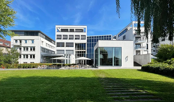 Haus der Architektinnen und Architekten der AKBW in Stuttgart mit Terrasse und moderner Glasfassade