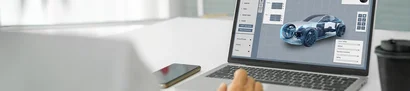Frau nutzt am Laptop einen digitalen Produktkonfigurator zur virtuellen Autokonfiguration.