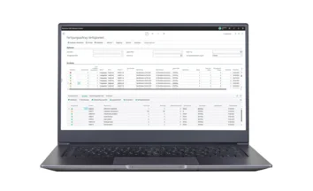 Laptop mit Dynamics 365 Business Central; Fertigungsauftrag: Verfügbarkeit mit Filtern und Tabellen.