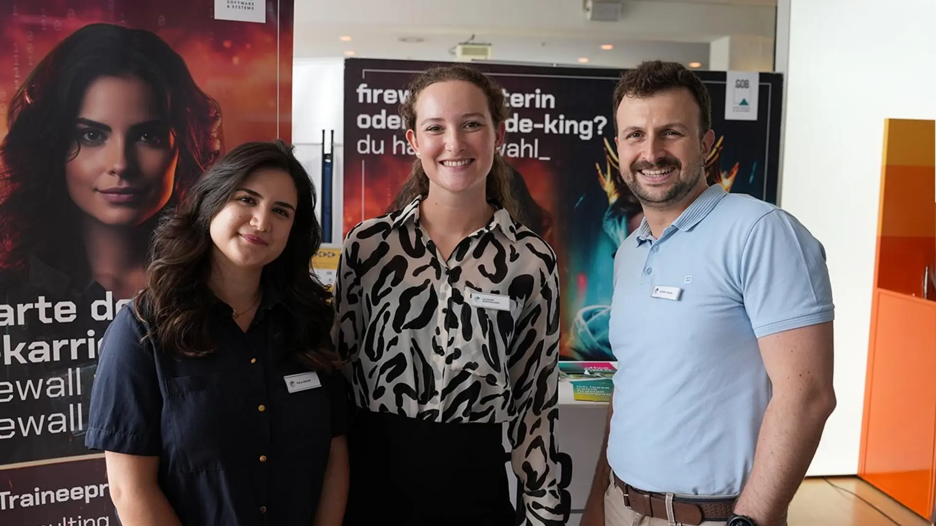 GOB-Team mit Hale Kadak, Laureen Bartholemy und Gökay Sevgi am Messestand der RUB Karrieremesse 2025