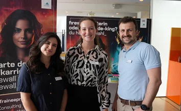GOB-Team mit Hale Kadak, Laureen Bartholemy und Gökay Sevgi am Messestand der RUB Karrieremesse 2025