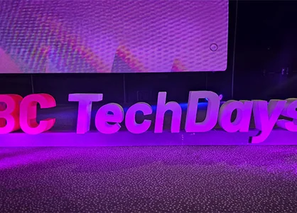 Nahaufnahme des BC-TechDays-Schriftzugs auf der beleuchteten Bühne.