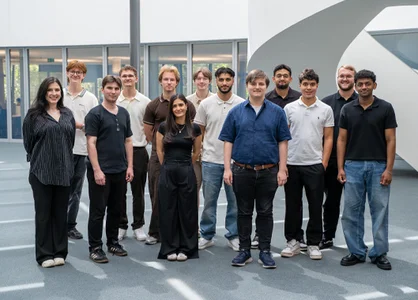 Gemeinsamer Start im Team GOB Neue Auszubildende und ein berufserfahrener Kollege im Atrium der GOB