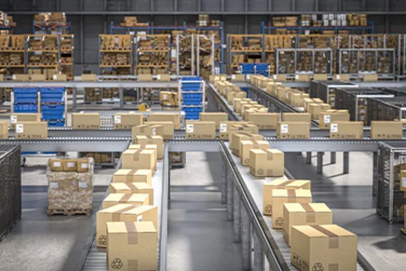 Automatisiertes Lager mit Kartons auf Förderbändern und Regalen als Symbol für modernen Handel.