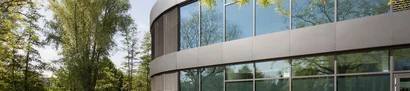 Außenansicht GOB-Gebäude im Frühling