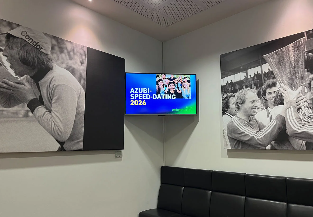 TV-Anzeige „Azubi-Speed-Dating 2026“ im Stadion Mönchengladbach im Loungebereich.
