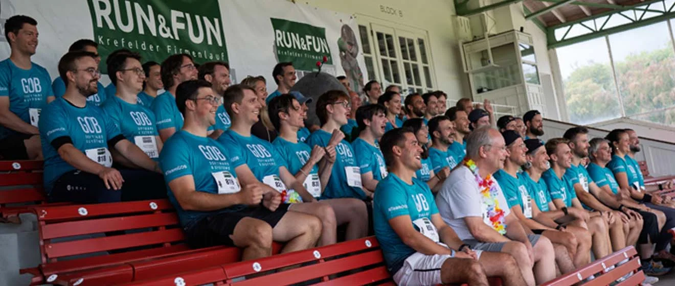 Das GOB-Läuferteam auf der Tribüne der Krefelder Galopprennbahn vor dem RUN & FUN 2026.