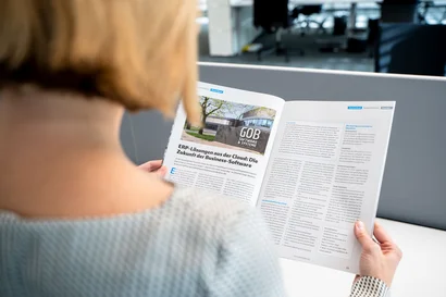 Blonde Frau liest GOB-Artikel in Stahlmarkt-Magazin Oktober/November 2023 Blonde Frau liest GOB-Artikel in Stahlmarkt-Magazin Oktober/November 2023