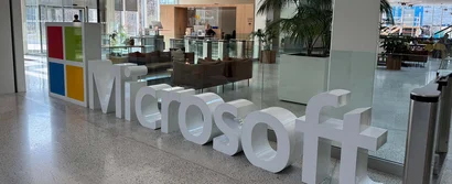Empfangsbereich Microsoft-Zentrale Kopenhagen Empfangsbereich der Microsoft-Zentrale in Kopenhagen mit ikonischem Microsoft-Schriftzug und Logo
