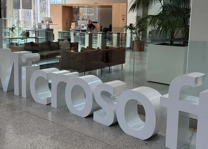 Empfangsbereich der Microsoft-Zentrale in Kopenhagen mit ikonischem Microsoft-Schriftzug und Logo