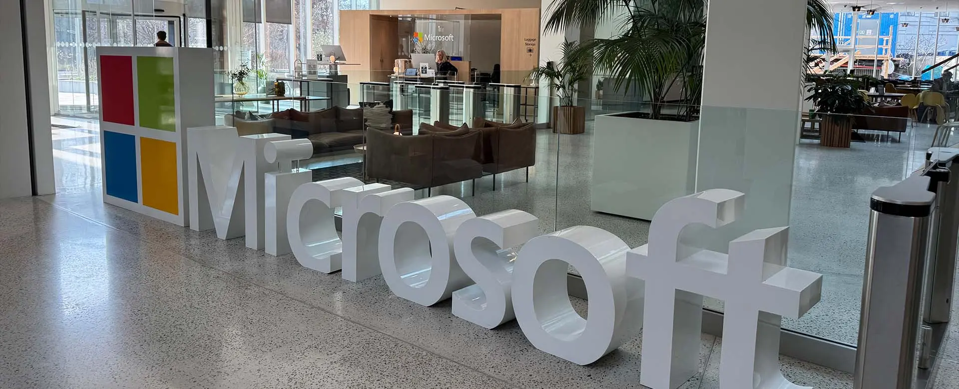 Empfangsbereich der Microsoft-Zentrale in Kopenhagen mit ikonischem Microsoft-Schriftzug und Logo