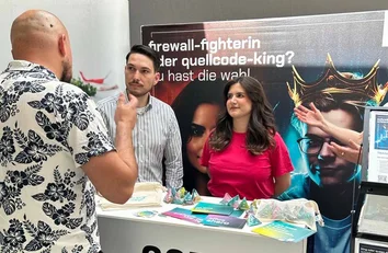 Hale Kadak und Dennis Franzmann im Gespräch am GOB-Stand auf der Campusmesse Düsseldorf 2025