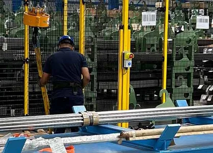 Mitarbeiter in Stahl-Krebs-Lagerhalle mit Stabstahl in Jochen