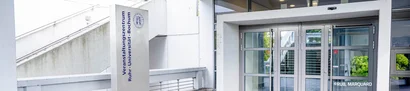 Eingangsbereich des Veranstaltungszentrums der Ruhr-Universität Bochum mit Glasfassade.