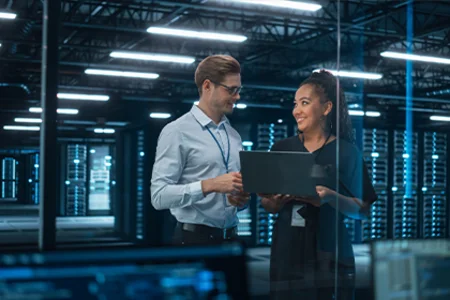 Symbolbild: Zwei Berater mit Laptop vor Serverracks – Digitalisierungsberatung der GOB beim Kunden.
