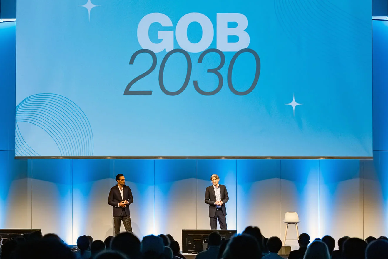 Geschäftsführer Tim Bellen und Robert Küpper auf Kick-off-2026-Bühne mit "GOB 2030" auf Leinwand