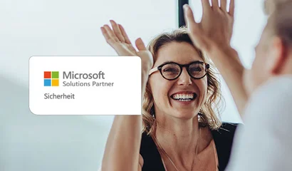 GOB erhält die Microsoft Designation „Solutions Partner – Sicherheit“ Symbolbild: Frau gibt High Five, daneben Badge „Microsoft Solutions Partner Sicherheit“.