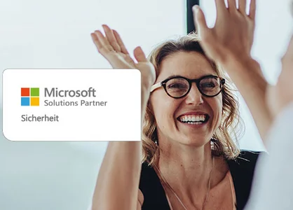 GOB erhält die Microsoft Designation „Solutions Partner – Sicherheit“ Symbolbild: Frau gibt High Five, daneben Badge „Microsoft Solutions Partner Sicherheit“.