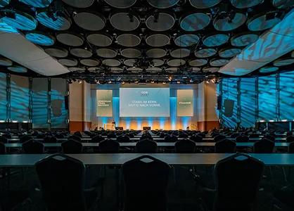 Leerer vorbereiteter Konferenzsaal im Crowne Plaza Neuss vor Beginn des GOB-Kick-offs 2026.