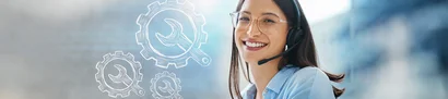 Lächelnde Support-Mitarbeiterin mit Headset, unterstützt Kunden, Zahnradsymbole für technischen Support.