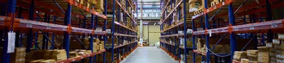 Moderne Lagerverwaltung mit WMS | 1905 x 425 Pixel Großes Lager mit hohen Regalen als Symbolbild für moderne Lagerverwaltung mit einem WMS