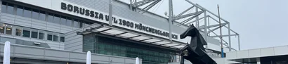Borussia-Park Mönchengladbach: Ort des Azubi-Speed-Datings 2026 Borussia-Park Mönchengladbach mit Schriftzug und Fohlen-Statue, Ort des Azubi-Speed-Datings 2026.