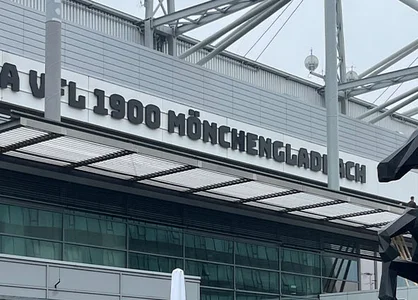 Borussia-Park Mönchengladbach mit Schriftzug und Fohlen-Statue, Ort des Azubi-Speed-Datings 2026.