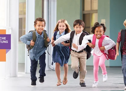 Fröhliche Schulkinder rennen auf Kamera zu; Logo & Motto der Evangelischen Schulstiftung in der EKBO