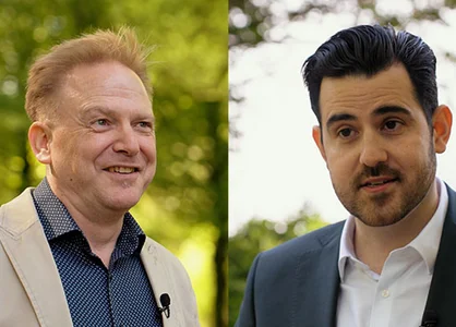 Zwei Experten unterhalten sich im Freien; darüber liegen die Worte „Walk and Talk“.