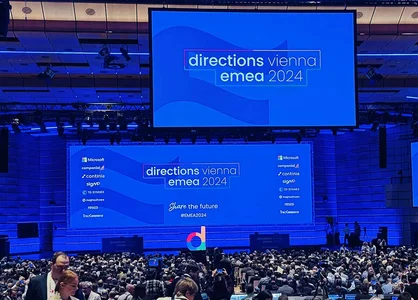 Die Bühne der Directions EMEA 2024 in Wien Großes Publikum vor der Bühne der Directions EMEA 2024 in Wien, Veranstaltung für Dynamics-Partner