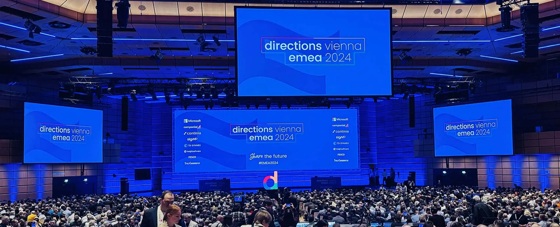 Großes Publikum vor der Bühne der Directions EMEA 2024 in Wien, Veranstaltung für Dynamics-Partner