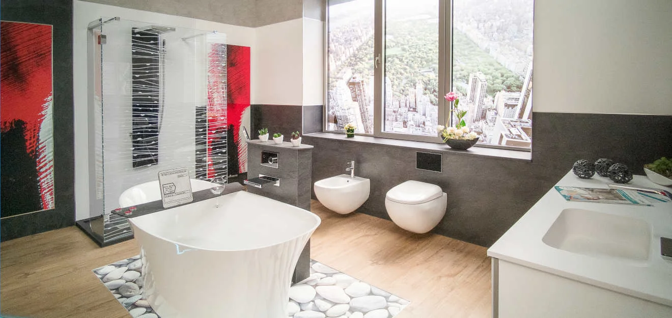 Badezimmer-Showroom mit Stadtpanorama – Duschking Vertriebs GmbH Modernes Badezimmer mit freistehender Badewanne, Dusche, WC und Stadtblick