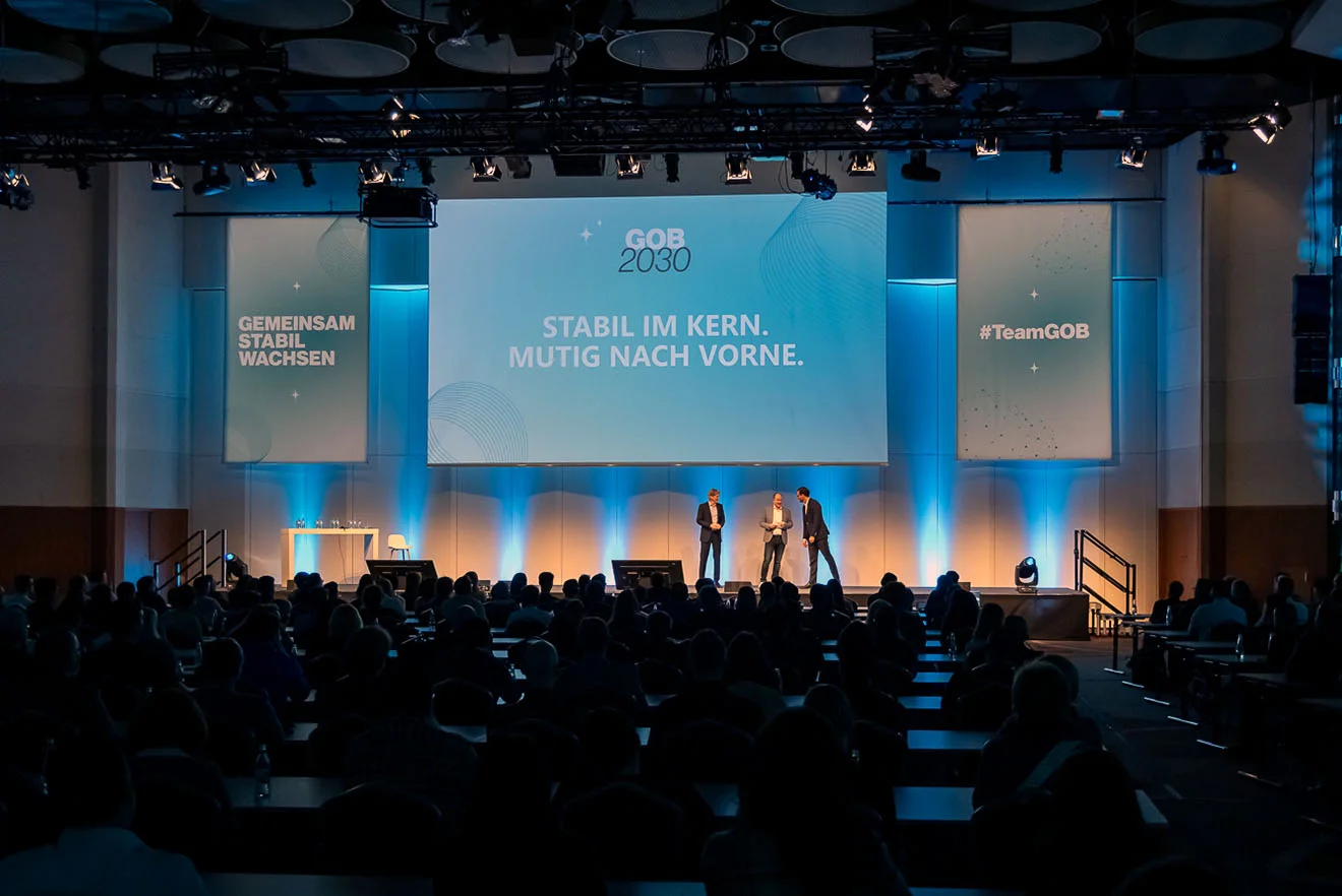 Publikum beim GOB-Kick-off 2026 mit Tim Bellen, Robert Küpper und Olli Briesch vor der Hauptbühne.
