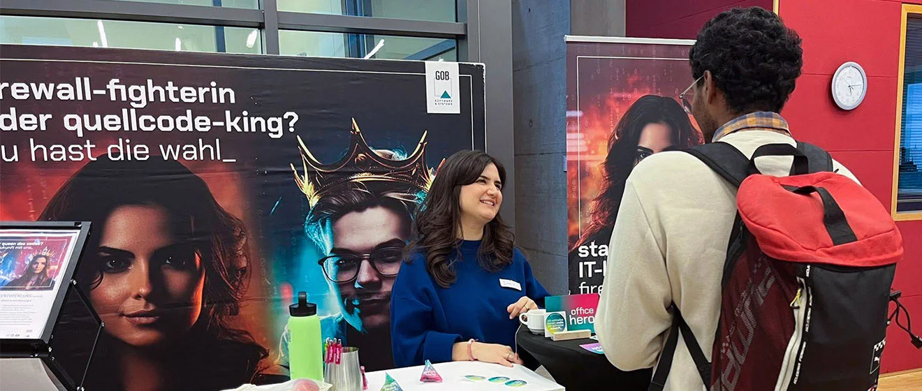 Persönlicher Austausch mit Studierenden auf dem Career Day 2026 an der RWTH Aachen GOB-Recruiterin im Gespräch mit Studierendem am Career-Day-Messestand der RWTH Aachen.