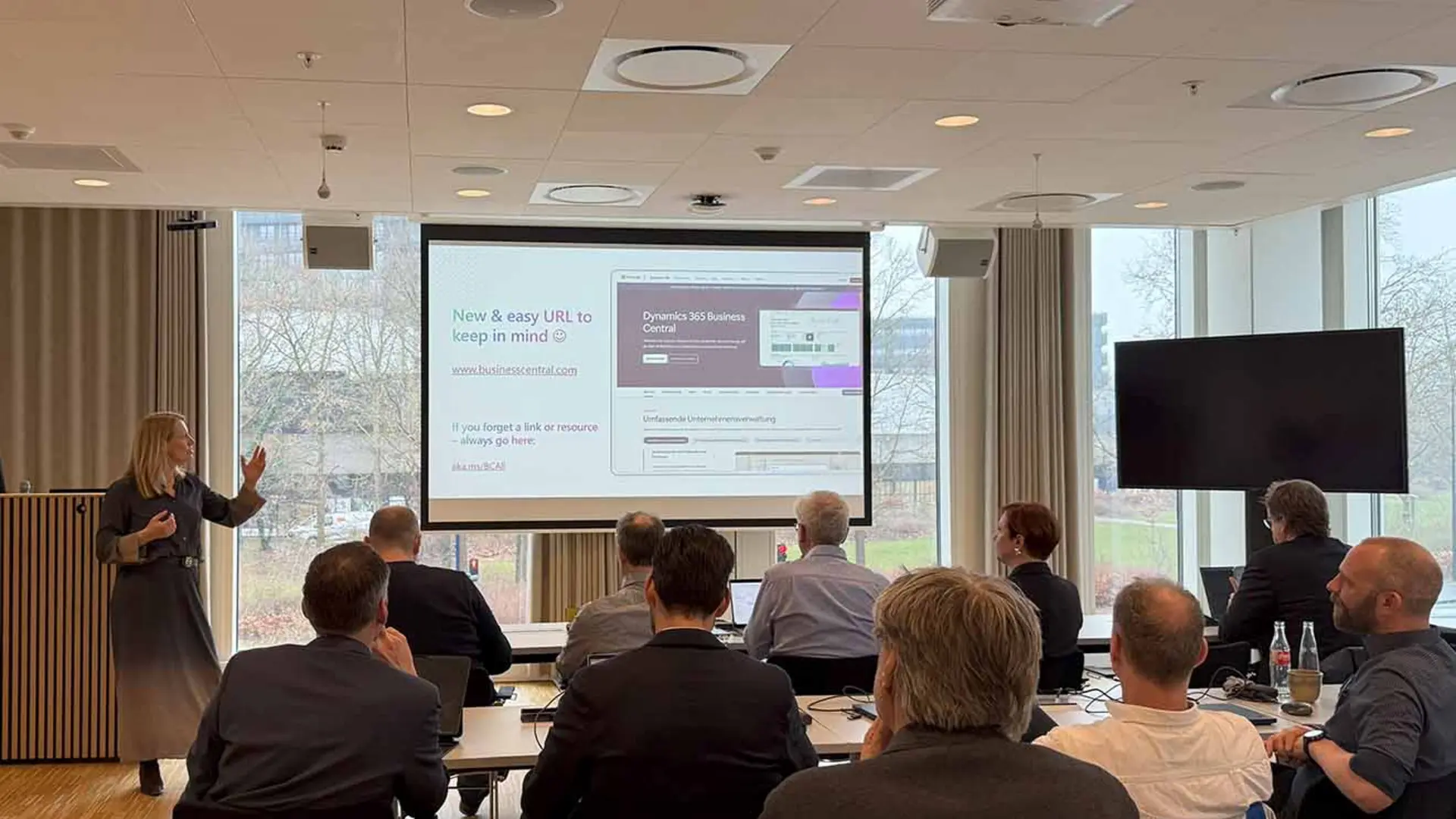 Vortrag von Lotte Cordt Ihlemann (Microsoft) über Business Central vor Teilnehmenden in Kopenhagen
