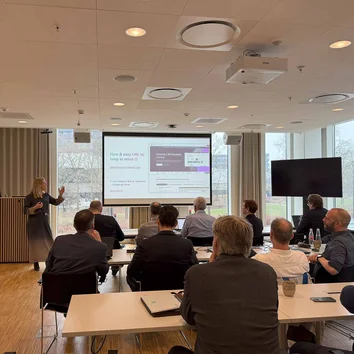 Vortrag von Lotte Cordt Ihlemann (Microsoft) über Business Central vor Teilnehmenden in Kopenhagen