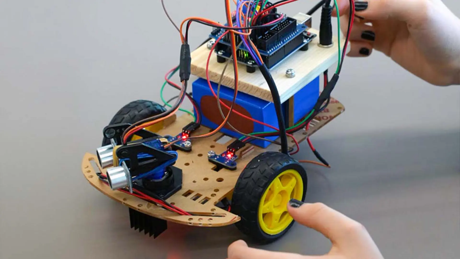 Arduino-Roboter mit Kabeln und Sensoren beim Girls’Day 2025 in der GOB aus der Nähe betrachtet