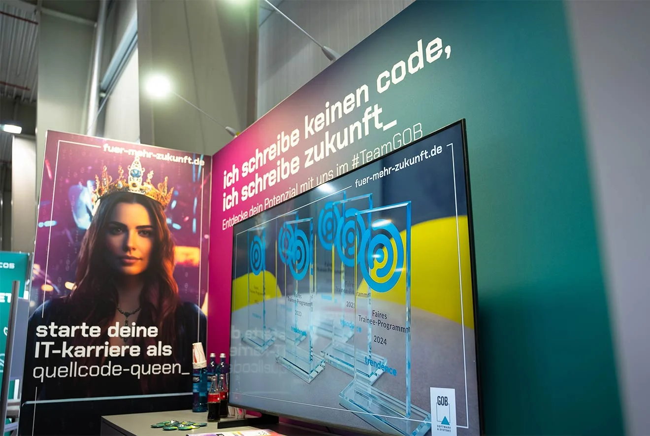 Der GOB-Stand auf der ITCS Köln 2024 – mit Quellcode-Queen-Bild GOB-Stand auf ITCS, Quellcode-Queen-Bild & Slogan "starte deine IT-karriere als quellcode-queen_"