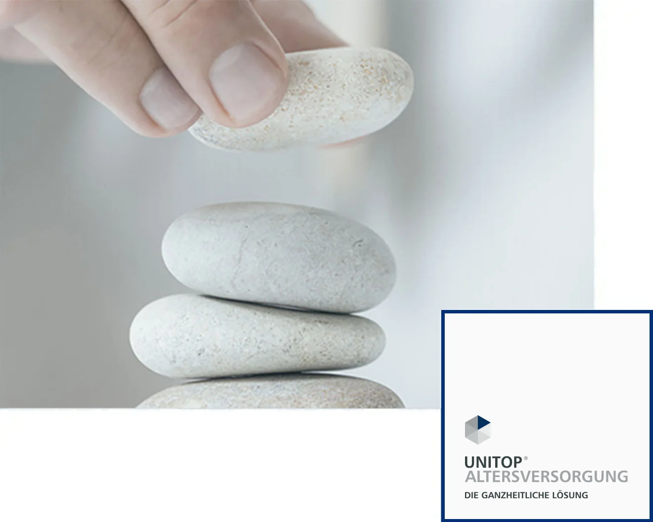 Hand stapelt Steine als Symbol für Stabilität und Nachhaltigkeit, mit unitop Altersversorgung-Logo